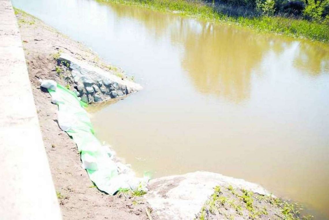 Wał uszczelnili po interwencji mieszkańców Wał uszczelnili po interwencji mieszkańców