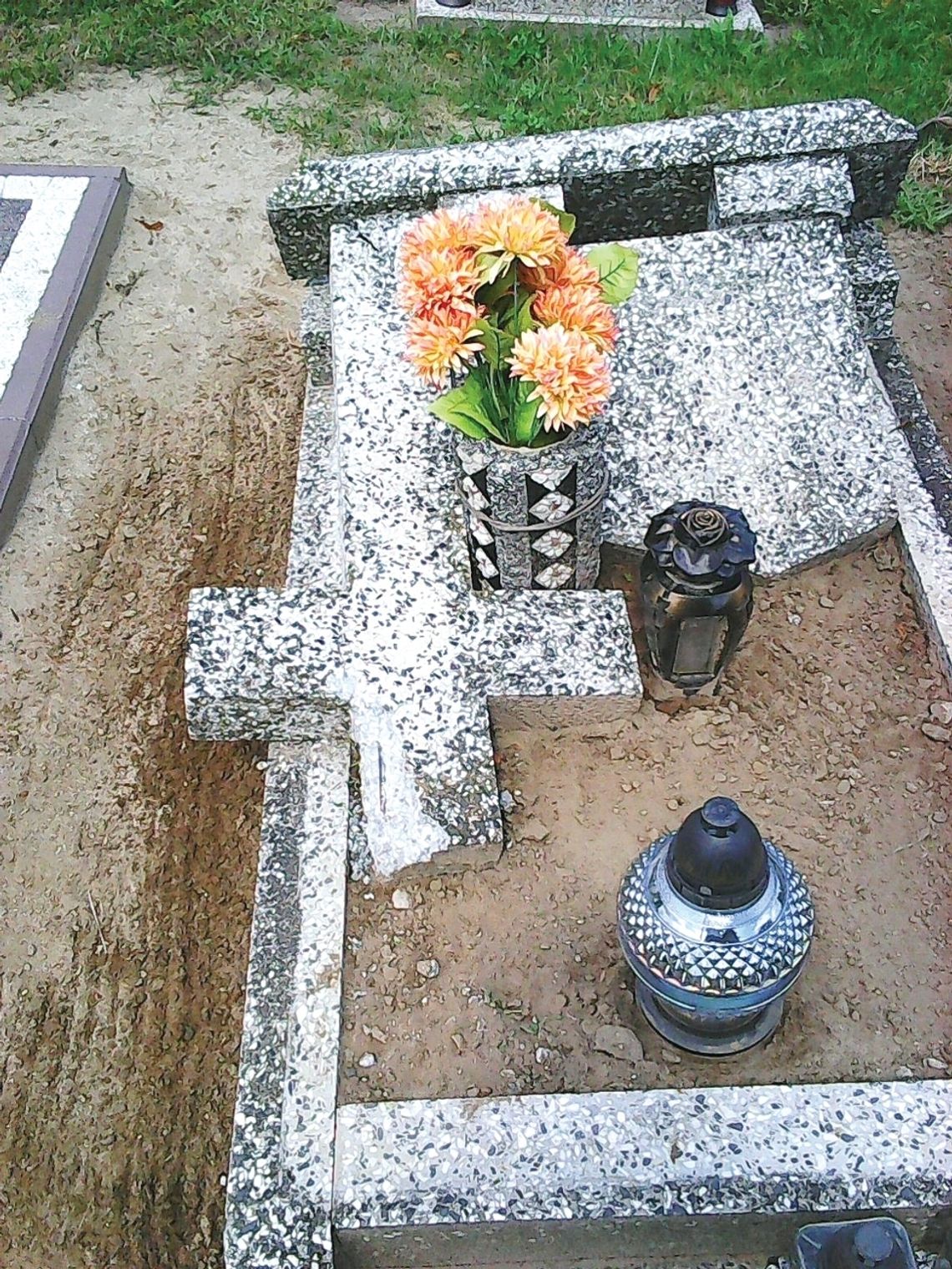 Wandale na cmentarzu w Siedlcach
