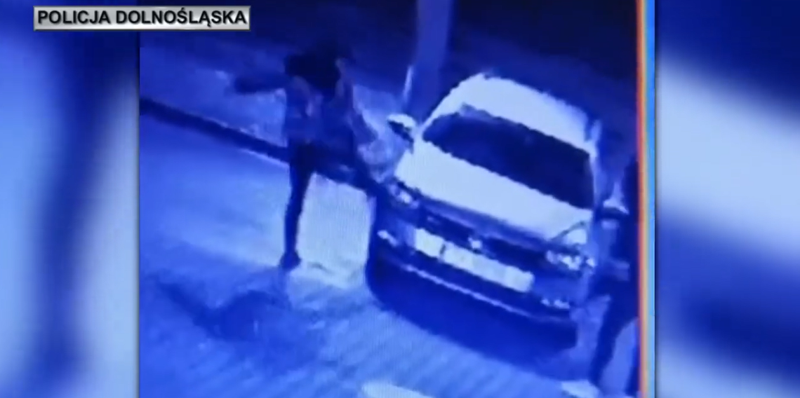 Wandale uszkodzili 17 samochodów. Zostali zatrzymani Wandale uszkodzili 17 samochodów. Zostali zatrzymani