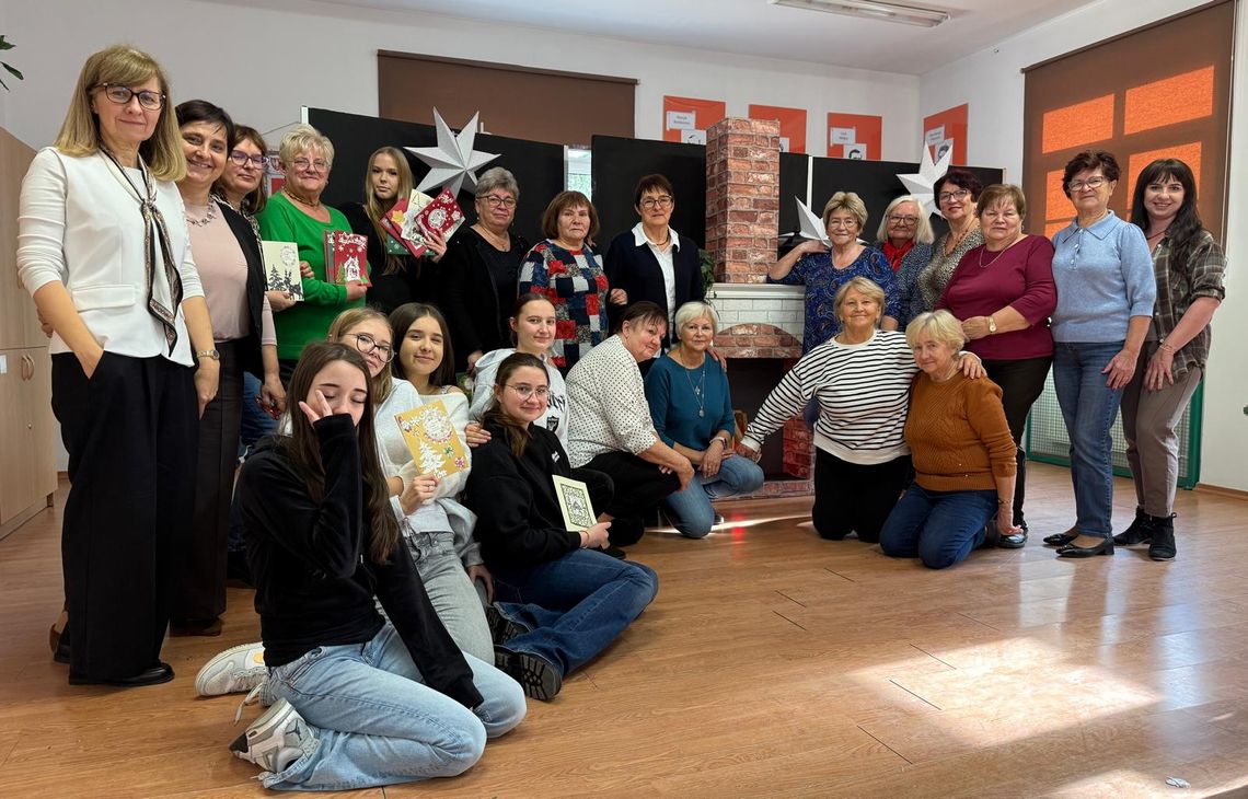 Warsztaty przy kominku: „Idą święta, więc o kartce pamiętam” Warsztaty przy kominku: „Idą święta, więc o kartce pamiętam”