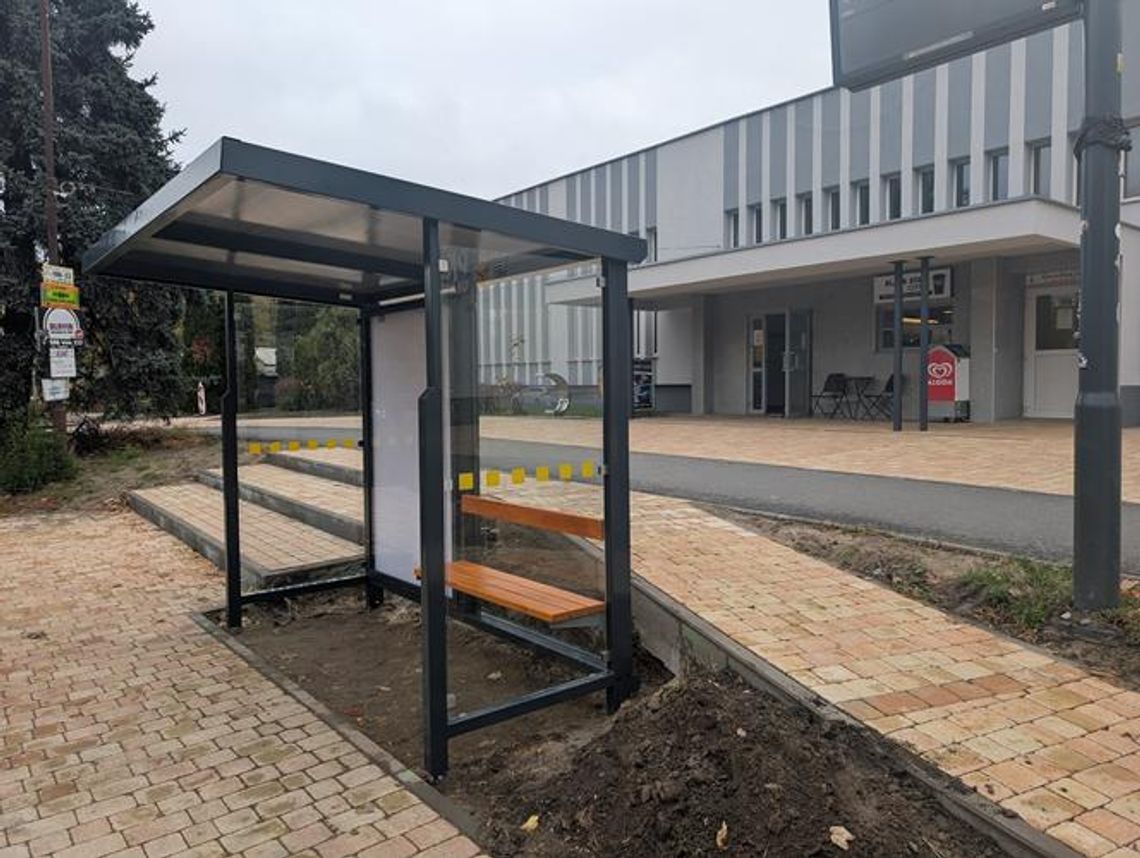Wiata autobusowa na dworcu niby jest, ale... usiądą dwie osoby Wiata autobusowa na dworcu niby jest, ale... usiądą dwie osoby