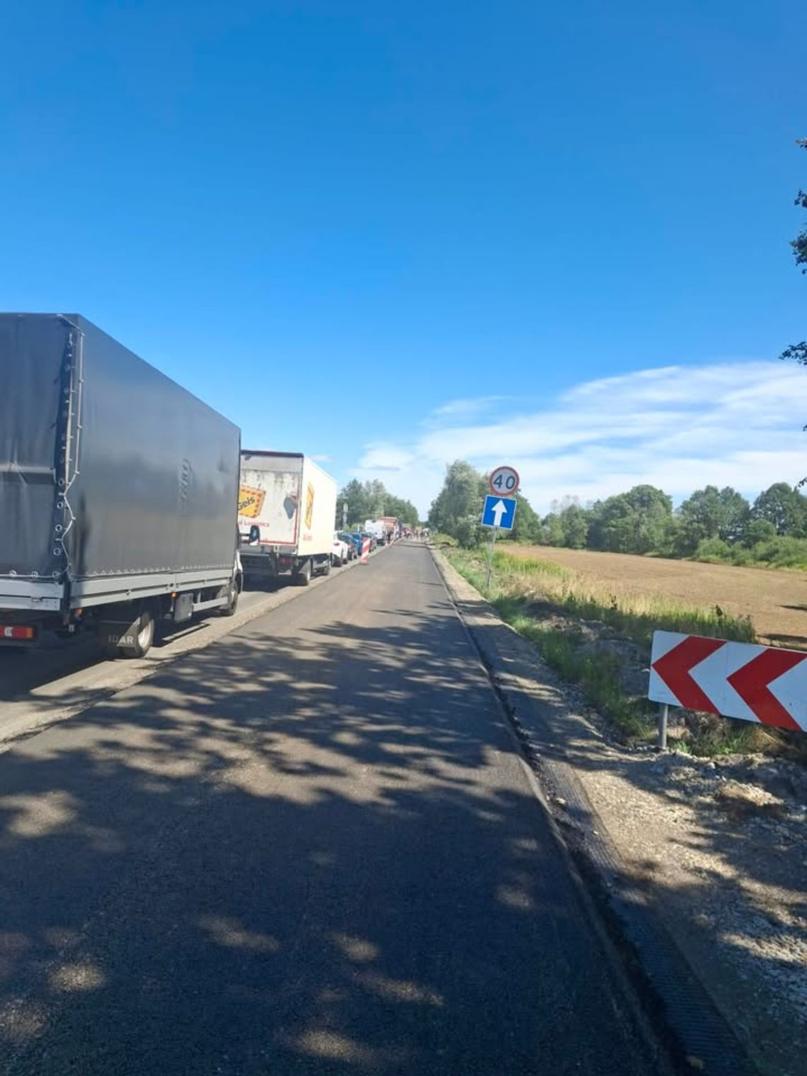 Wielki korek na drodze z Oławy do Janikowa. O co chodzi? Wielki korek na drodze z Oławy do Janikowa. O co chodzi?