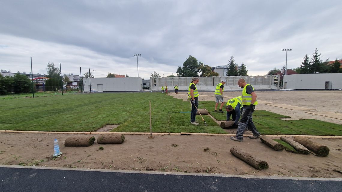 Właśnie układają murawę na boisku głównym przy SP nr 4 w Oławie