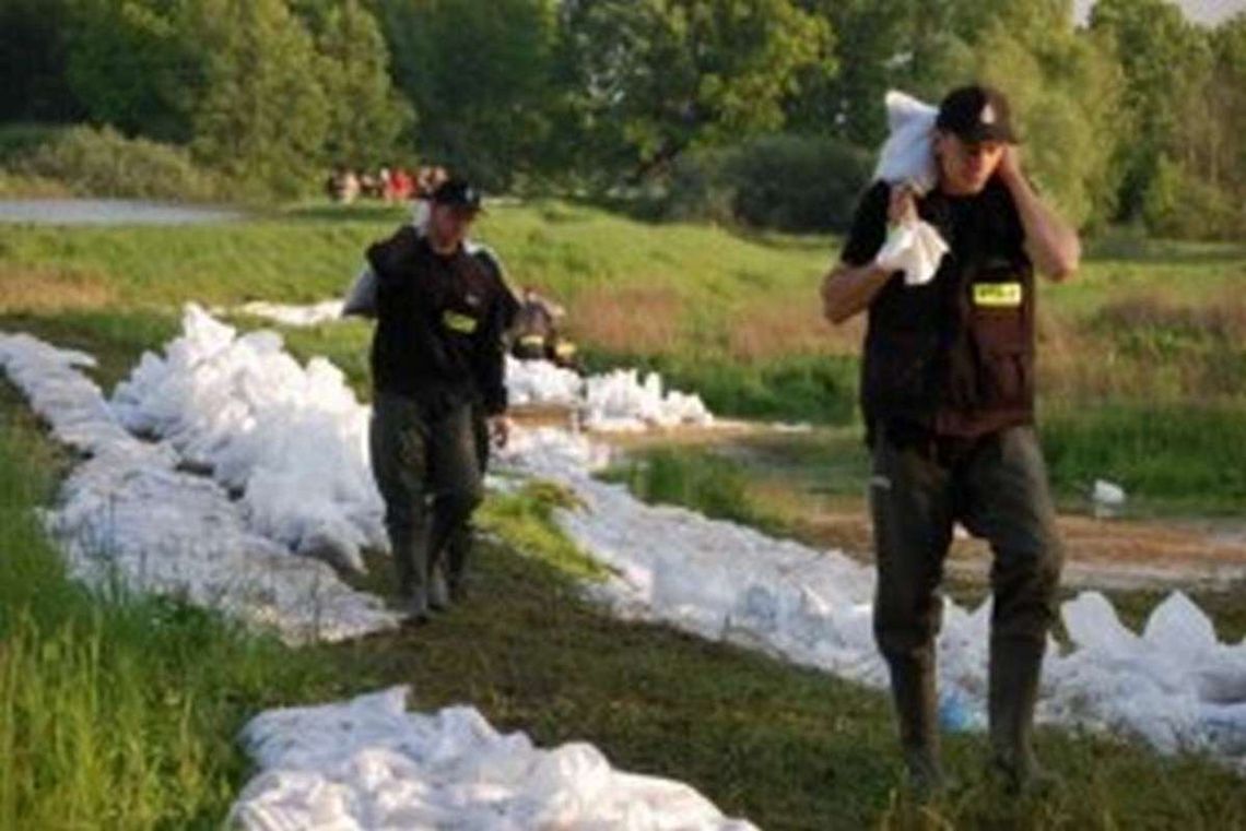 Woda opada, ale wciąż trzeba walczyć