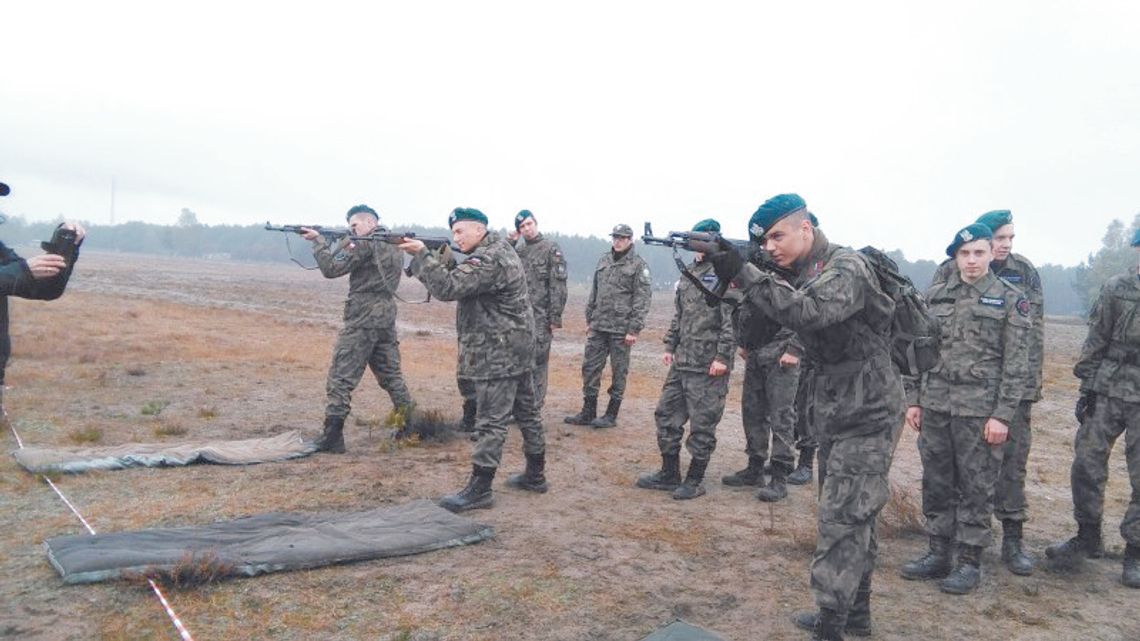 Wojskowi mechanicy na poligonie