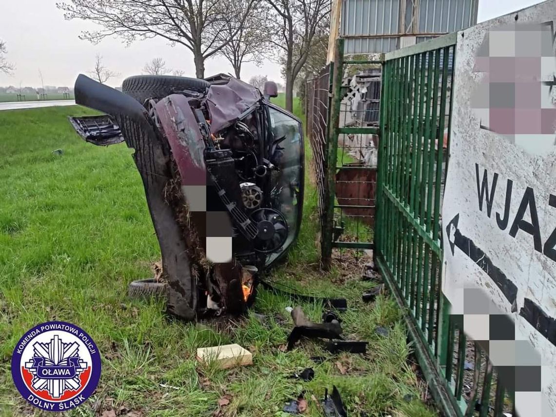 Wpadł w poślizg. Zatrzymał się na ogrodzeniu