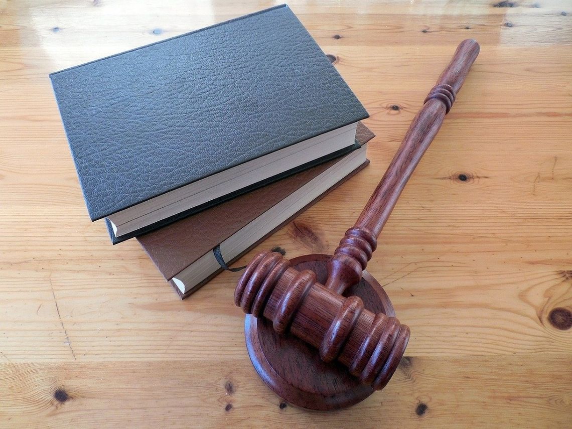 Wybór prawnika do firmy – czym się kierować?