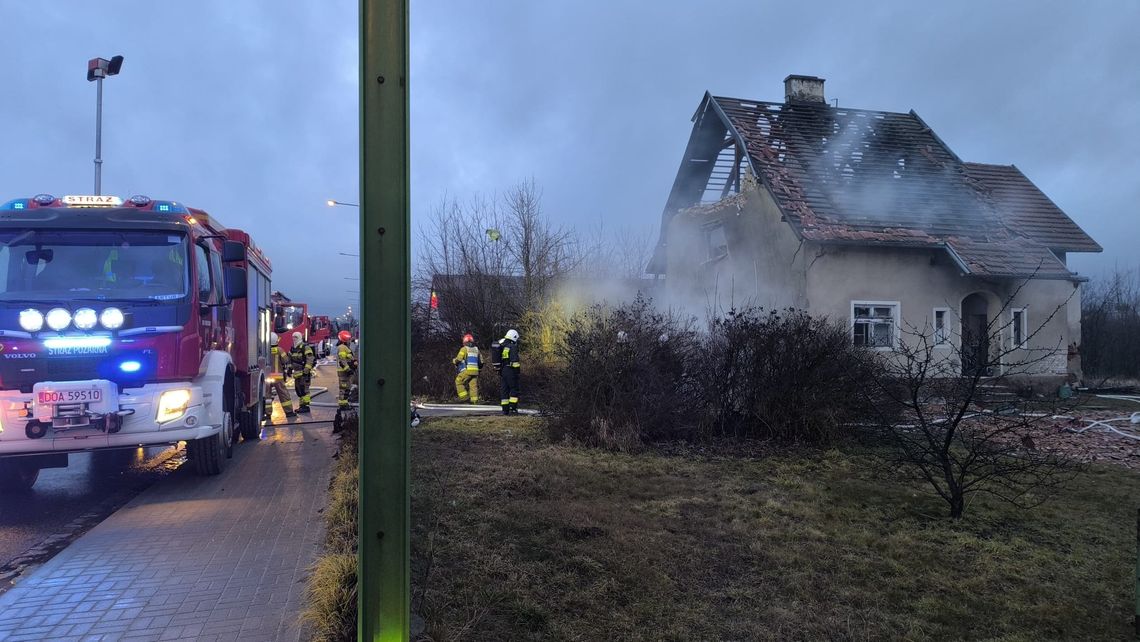 Wybuch i pożar w domu jednorodzinnym. Mężczyzna z obrażeniami