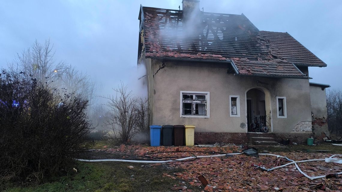 Wybuch w domu w Owczarach. 14 zastępów walczyło z pożarem Wybuch w domu w Owczarach. 14 zastępów walczyło z pożarem