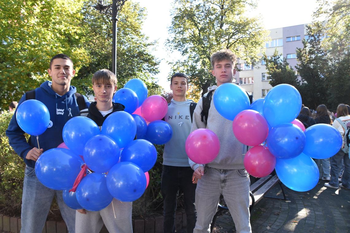 Wyjątkowy Marsz Różowej i Niebieskiej Wstążki przeszedł ulicami Oławy Wyjątkowy Marsz Różowej i Niebieskiej Wstążki przeszedł ulicami Oławy