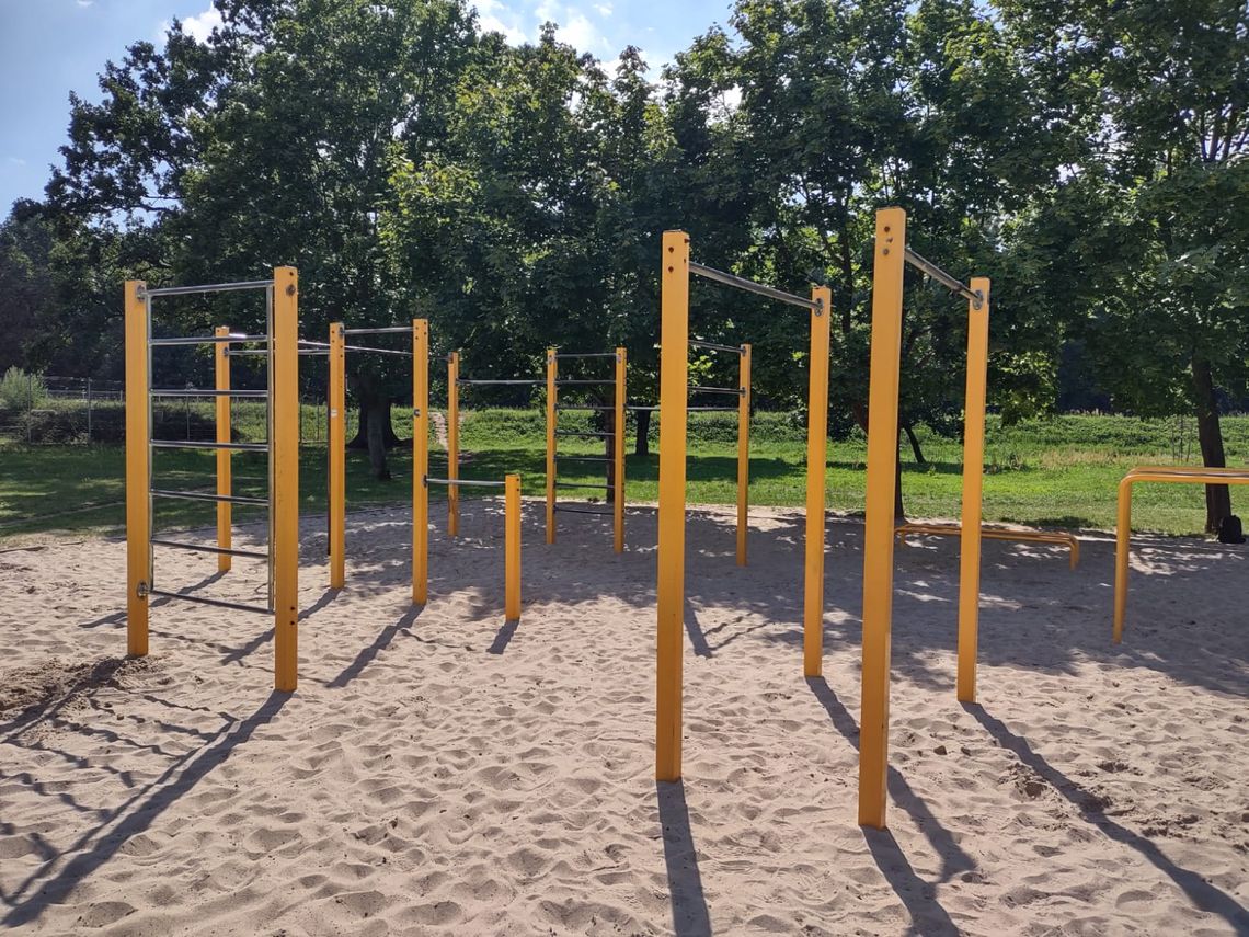 Wymieniają urządzenia do ćwiczeń kalistenicznych, na nowe Wymieniają urządzenia do ćwiczeń kalistenicznych, na nowe