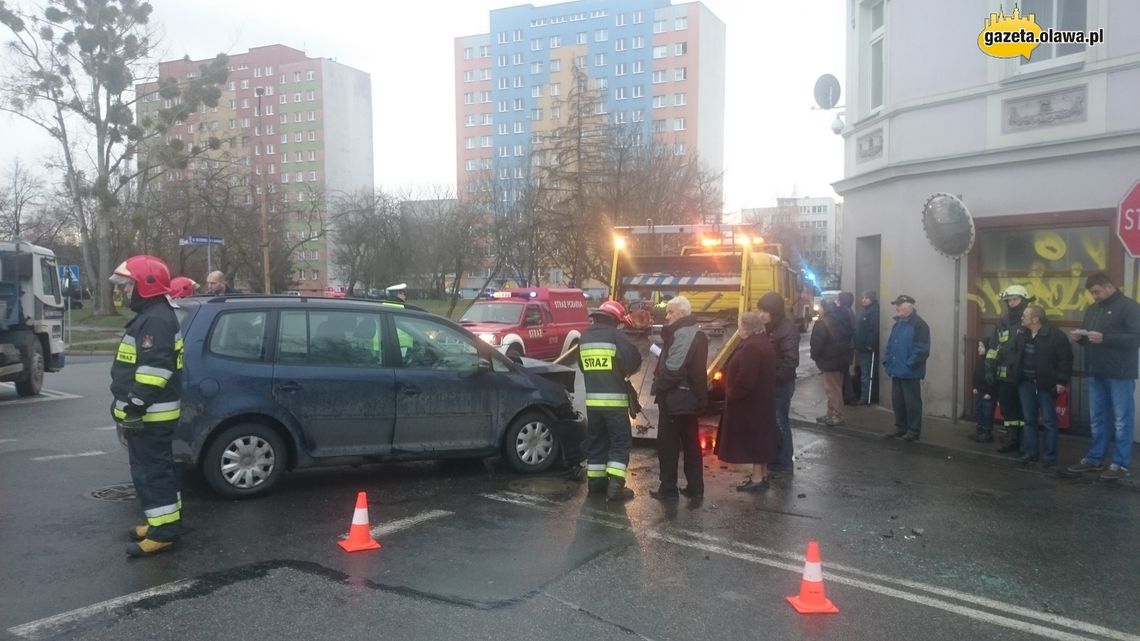 Wypadek przed mostem. Kierująca bez uprawnień!