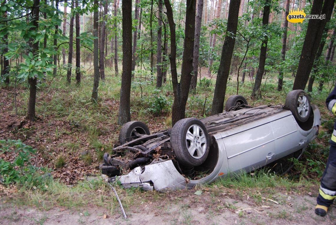 Wypadł na łuku. Auto dachowało