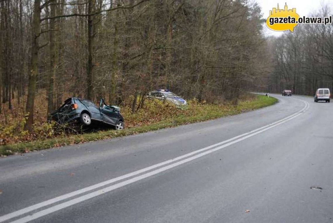 Wypadła z drogi i uderzyła w drzewa