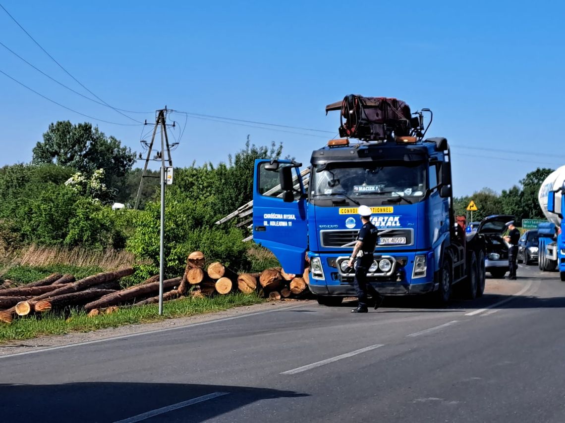 Z ciężarówki wysypały się drewniane bale. Możliwe utrudnienia