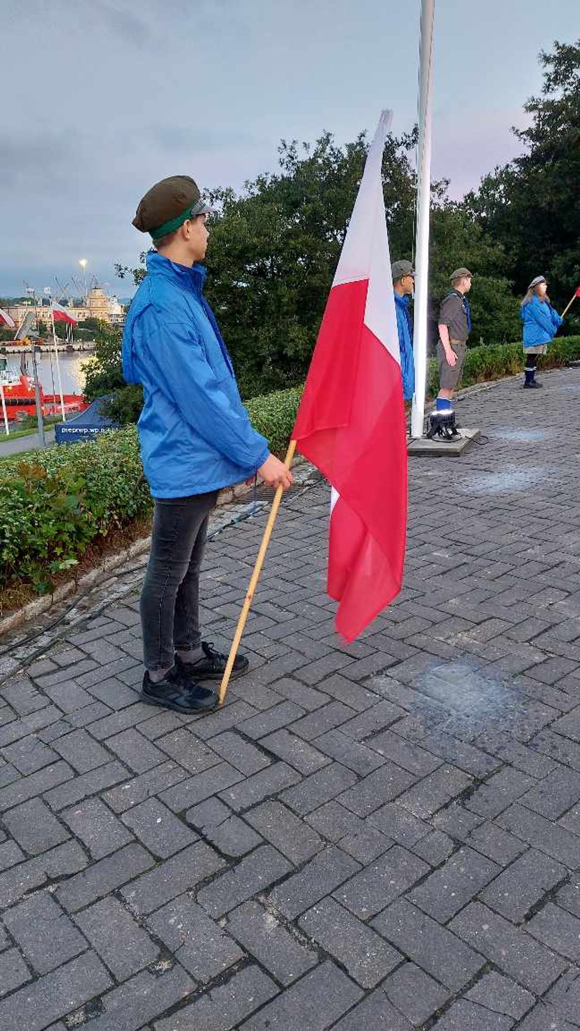 Z flagami i pochodniami na Westerplatte