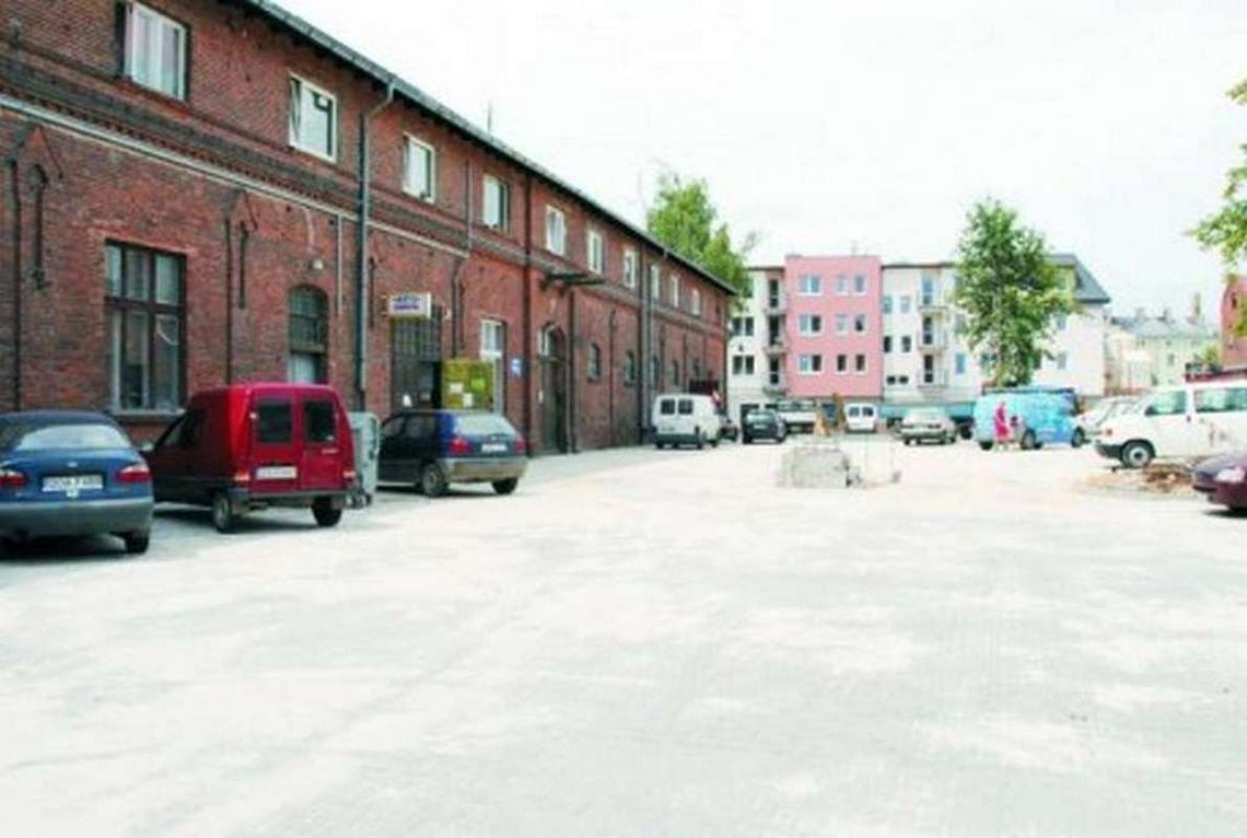 Z klatki pod samochody