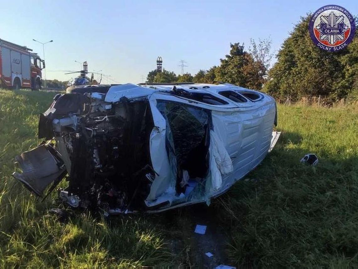 Z nieustalonych przyczyn zjechał na prawe pobocze, a potem dachował