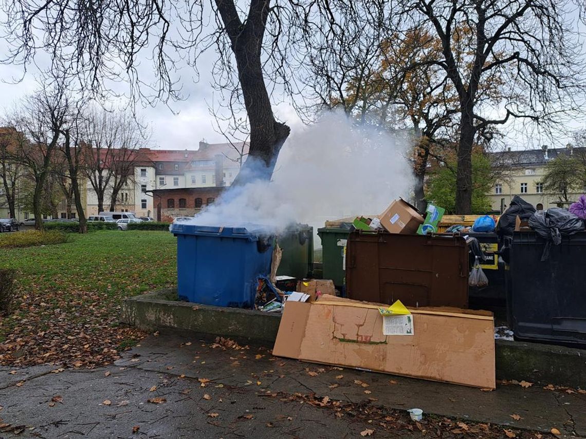 Zapalił się kubeł na śmieci. Mieszkańcy szybko zareagowali