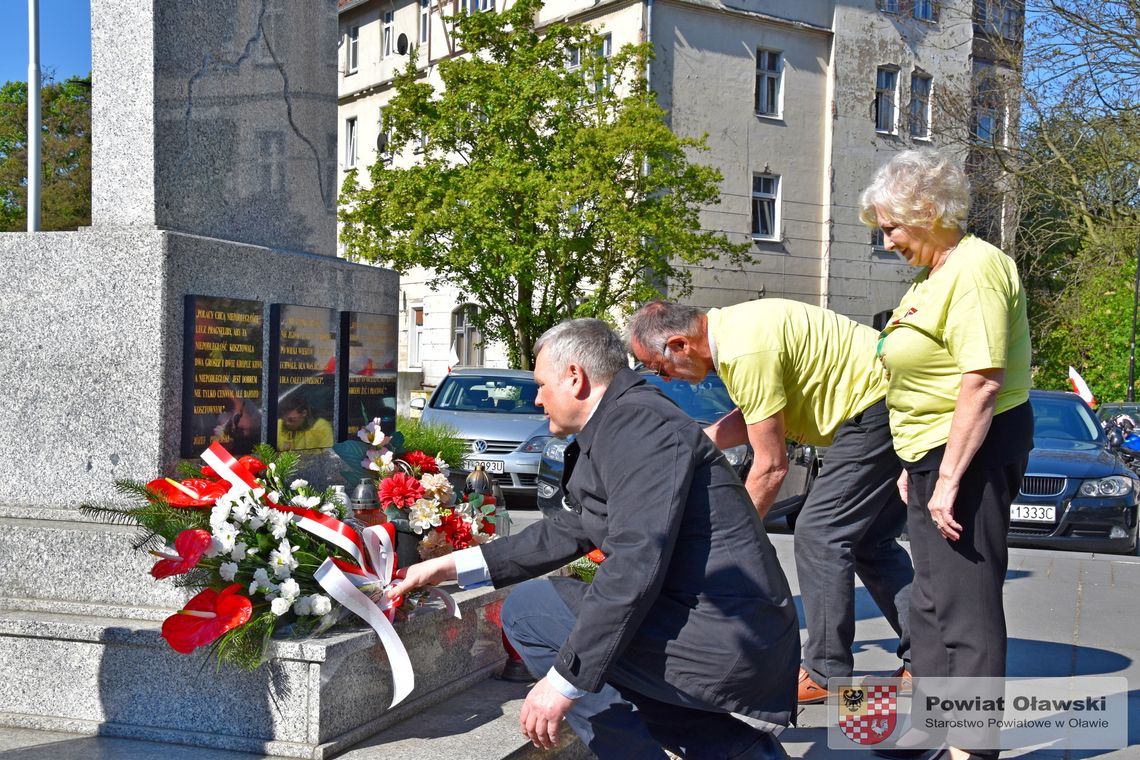 Zatrzymali się pod Pomnikiem 100-lecia Niepodłegłej