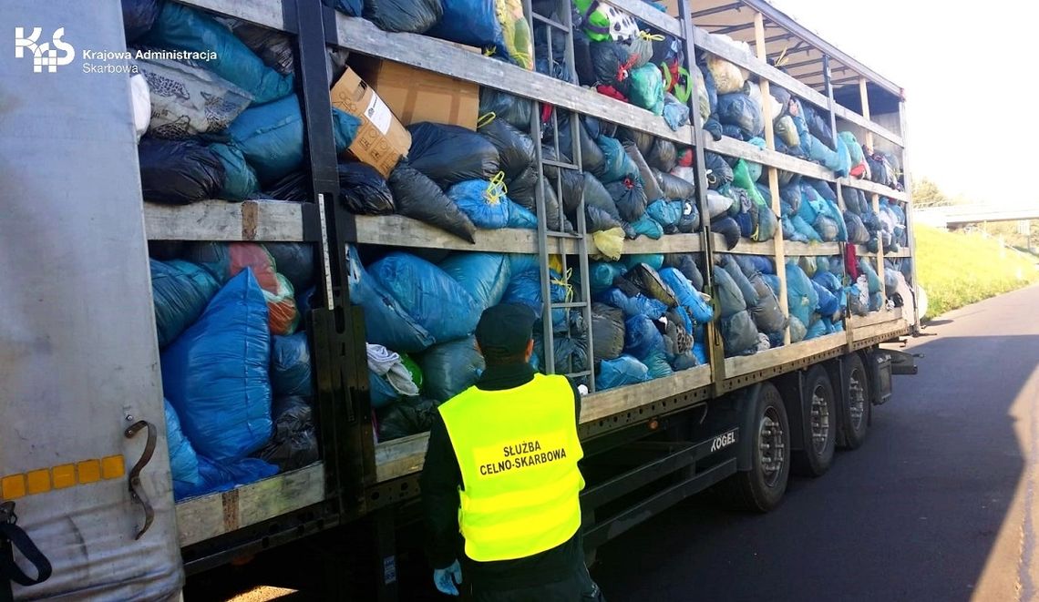 Zatrzymali transport 13 ton odpadów odzieży używanej