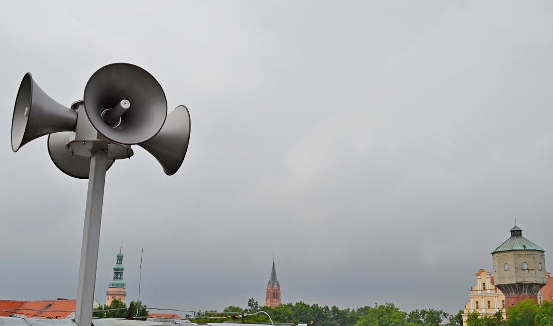 Zawyją syreny alarmowe Zawyją syreny alarmowe