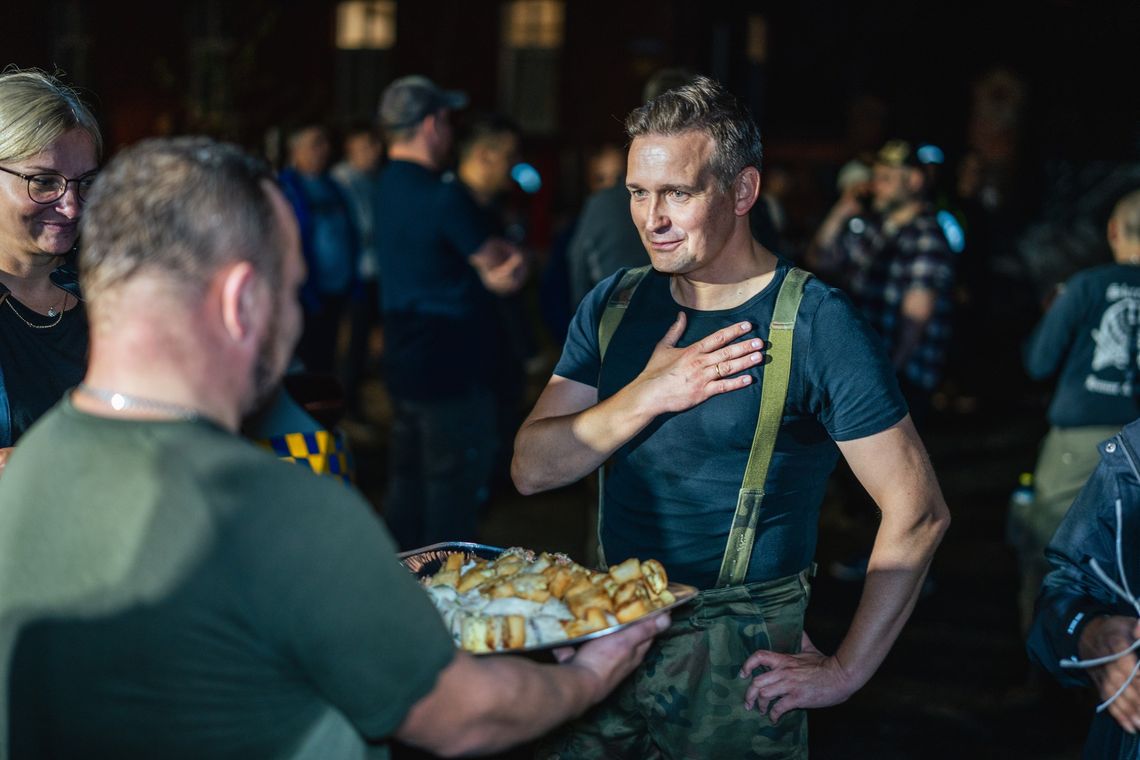 Zbierają na ciepły posiłek. Dla tych, którzy walczą o zabezpieczenie wałów