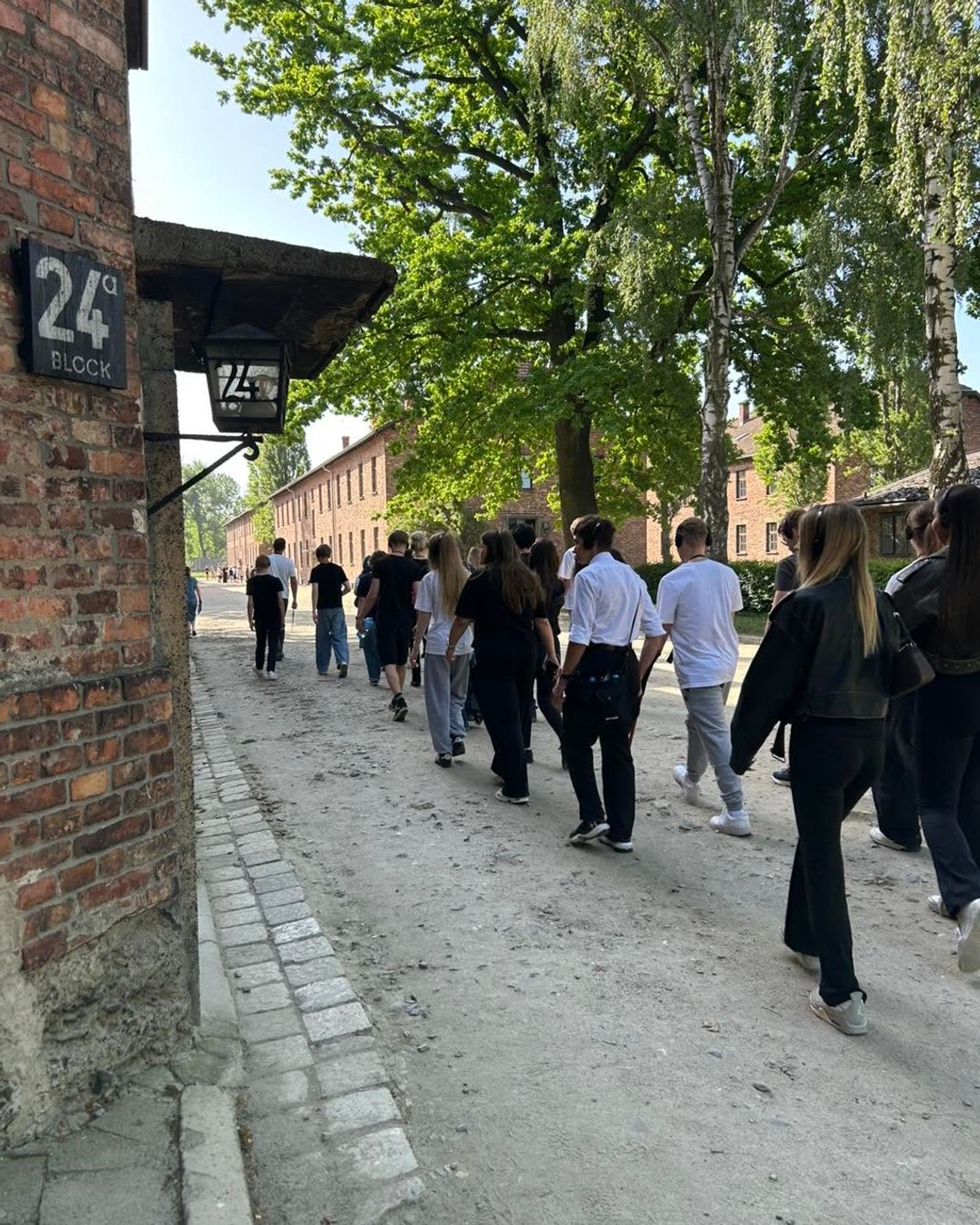 "Żeby nie zapomnieć" - uczniowie z Oławy w Miejscu Pamięci Auschwitz-Birkenau "Żeby nie zapomnieć" - uczniowie z Oławy w Miejscu Pamięci Auschwitz-Birkenau