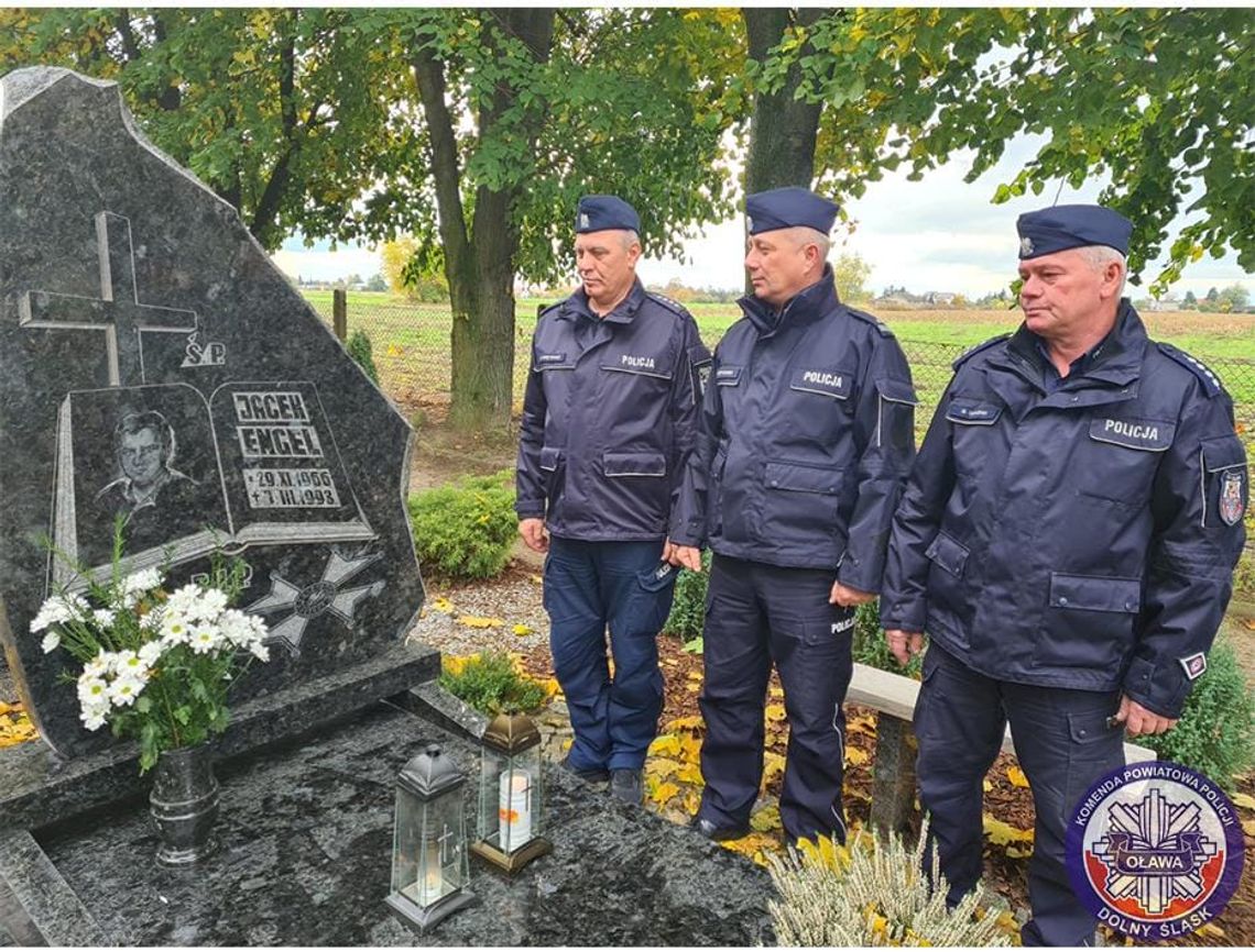 Zginął na służbie  7 marca 1993 r. w Miłocicach Dużych. Koledzy pamiętają