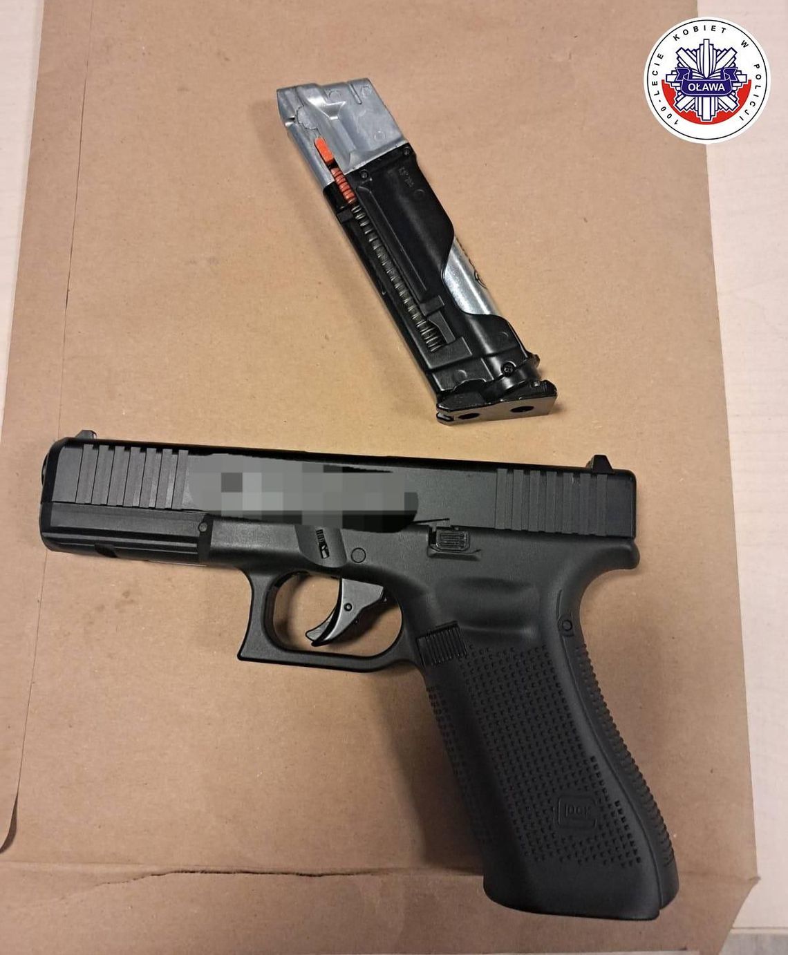 Zgłosił, że po klatce schodowej chodzi mężczyzna z bronią Zgłosił, że po klatce schodowej chodzi mężczyzna z bronią