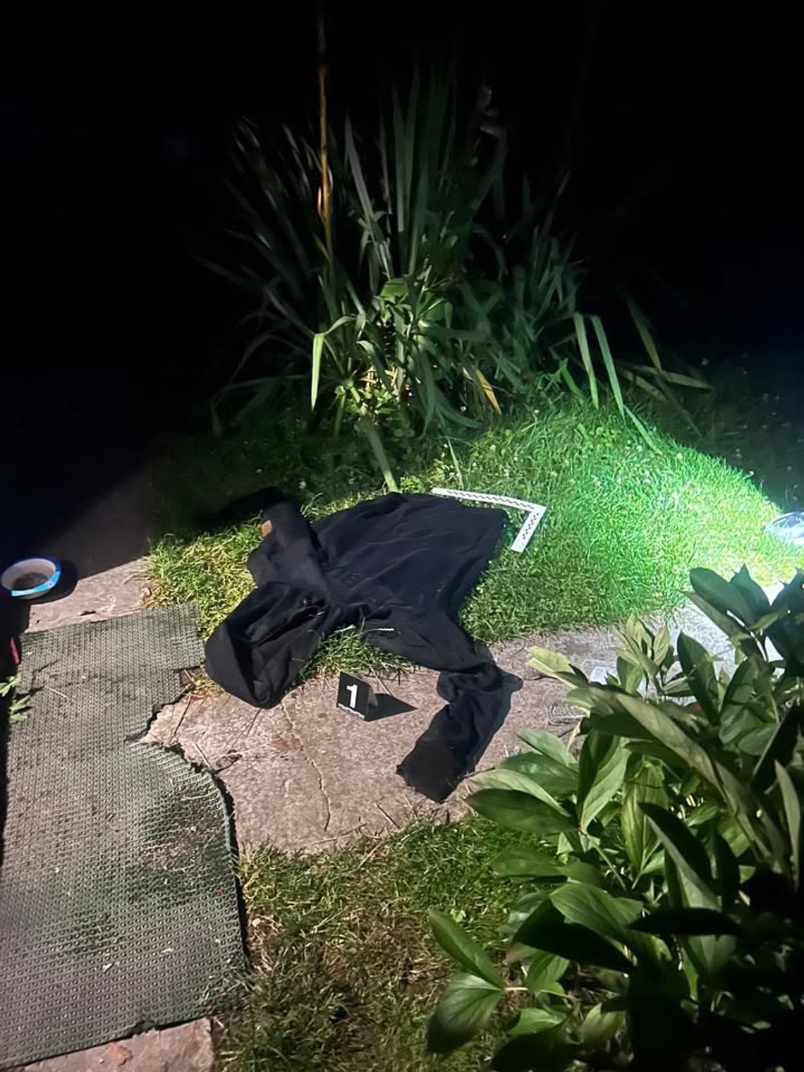 Złodziej tak uciekał, że... zgubił bluzę Złodziej tak uciekał, że... zgubił bluzę