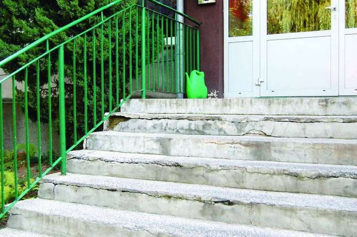 Zniszczone schody do przedszkola Zniszczone schody do przedszkola