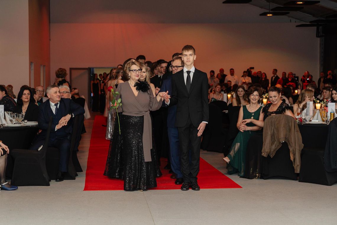 Zobacz 100 najlepszych zdjęć z tegorocznej studniówki CKZiU w Oławie (GALERIA)