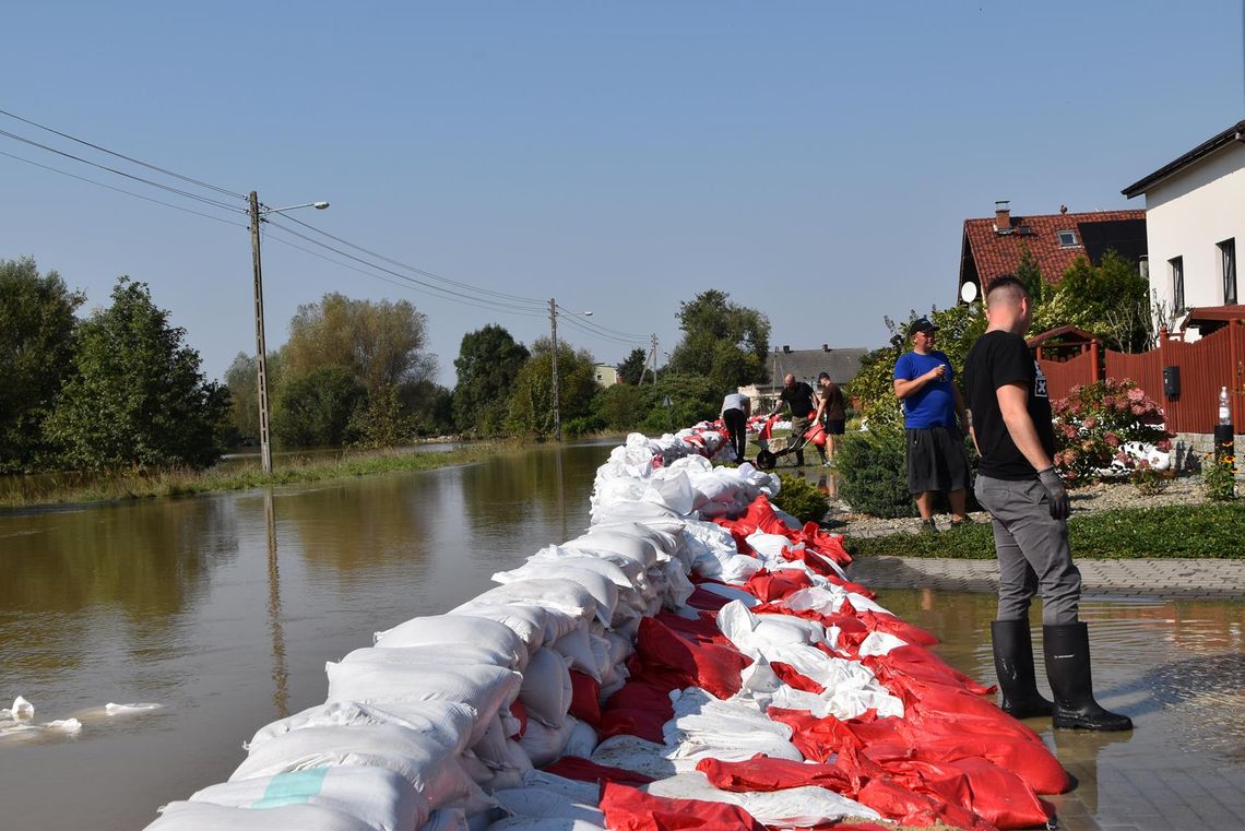 Żołnierze dezynfekują worki z piaskiem, drogi, ale też mieszkania