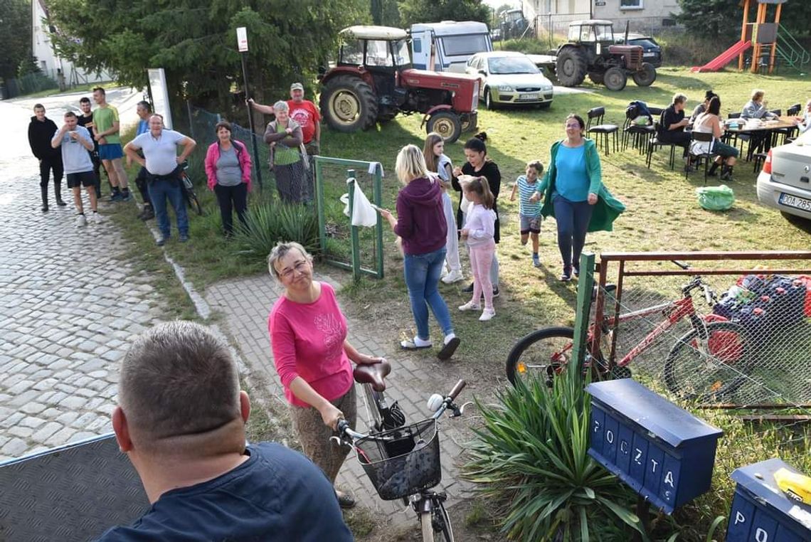 Zostali. Teraz są jak na wyspie, otoczeni wodą