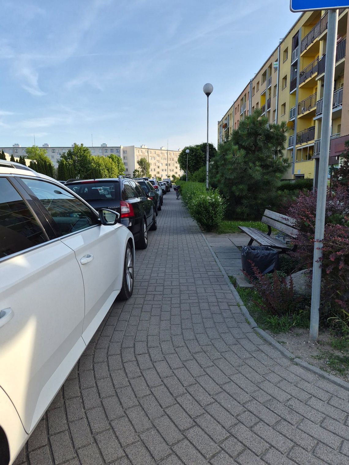 Zróbcie porządek z tym, przechodnie mają mieć 1.5 m, a tutaj na pewno nie ma Zróbcie porządek z tym, przechodnie mają mieć 1.5 m, a tutaj na pewno nie ma