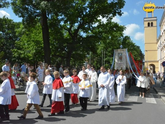 Z kościoła na ulice Oławy. Zobacz VIDEO