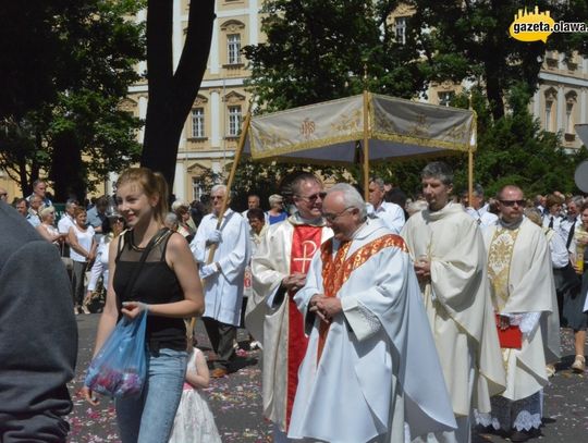 Z kościoła na ulice Oławy. Zobacz VIDEO