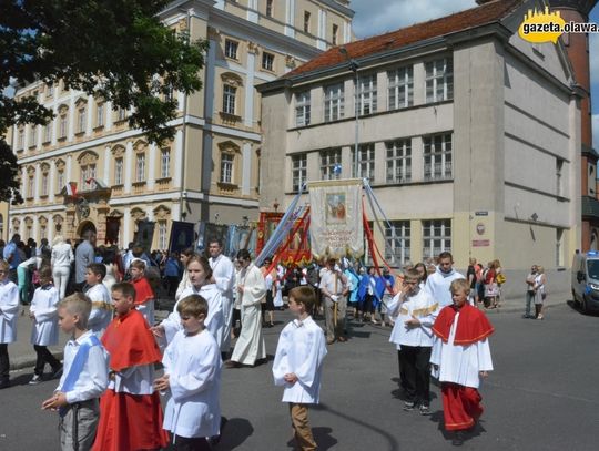 Z kościoła na ulice Oławy. Zobacz VIDEO