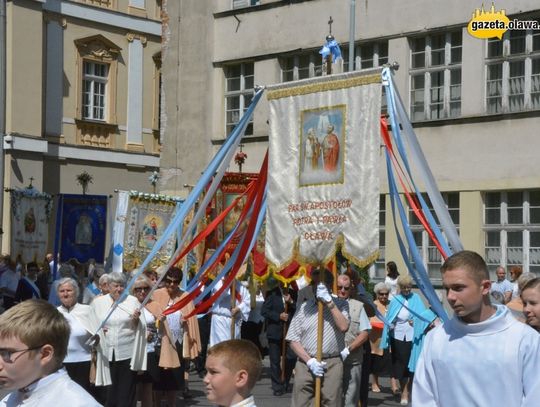 Z kościoła na ulice Oławy. Zobacz VIDEO