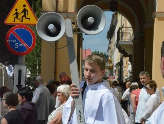 Z kościoła na ulice Oławy. Zobacz VIDEO