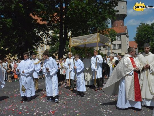 Z kościoła na ulice Oławy. Zobacz VIDEO