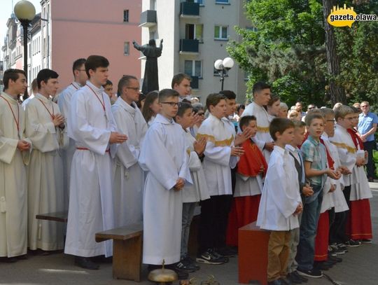 Z kościoła na ulice Oławy. Zobacz VIDEO