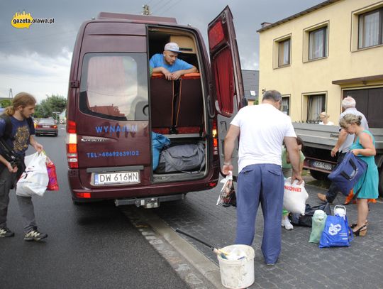 Pojechali sprzątać polskie cmentarze