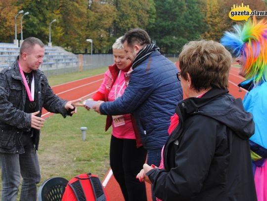 Różowy bieg bez panów w czarnych garniturach