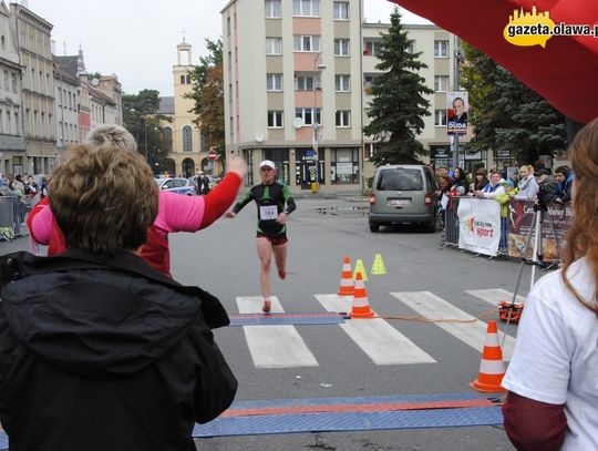 Różowy bieg bez panów w czarnych garniturach