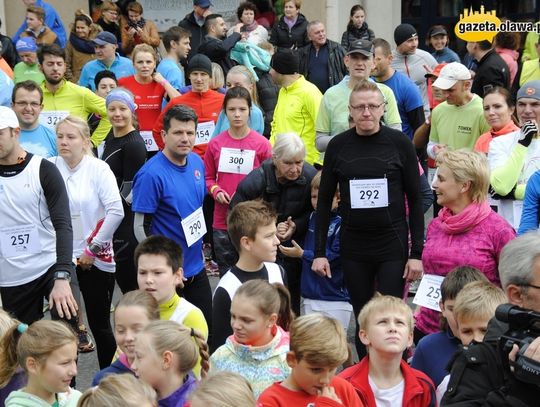 Różowy bieg bez panów w czarnych garniturach