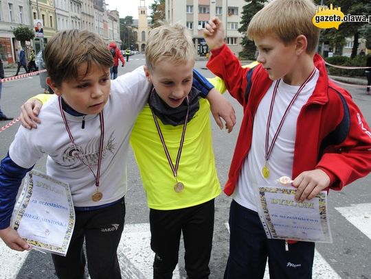 Różowy bieg bez panów w czarnych garniturach