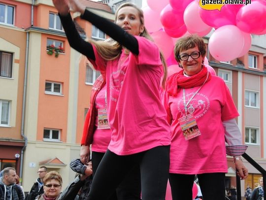 Różowy bieg bez panów w czarnych garniturach