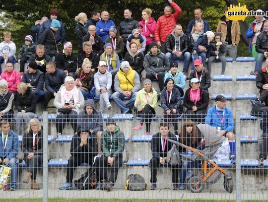 Różowy bieg bez panów w czarnych garniturach